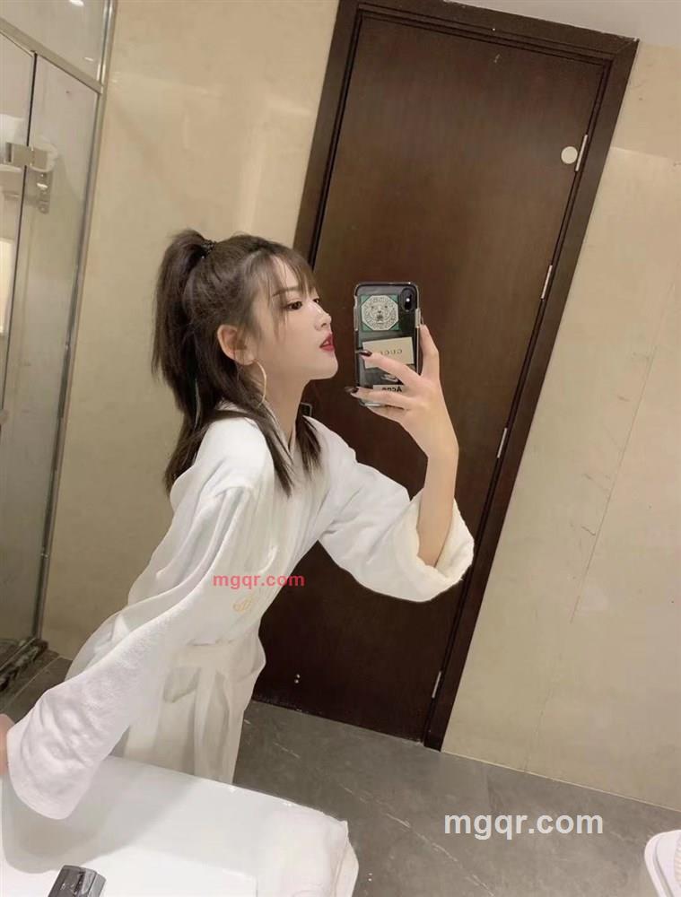 黑丝配奶茶的第3张照片