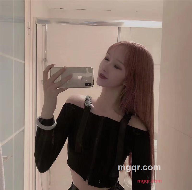 黑丝配奶茶的第1张照片