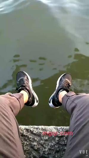 半个吻的第2张照片