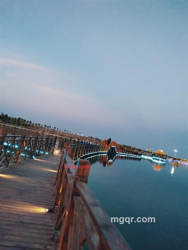 默然微笑的第1张照片