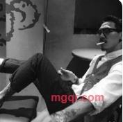 伏案观秋的第1张照片