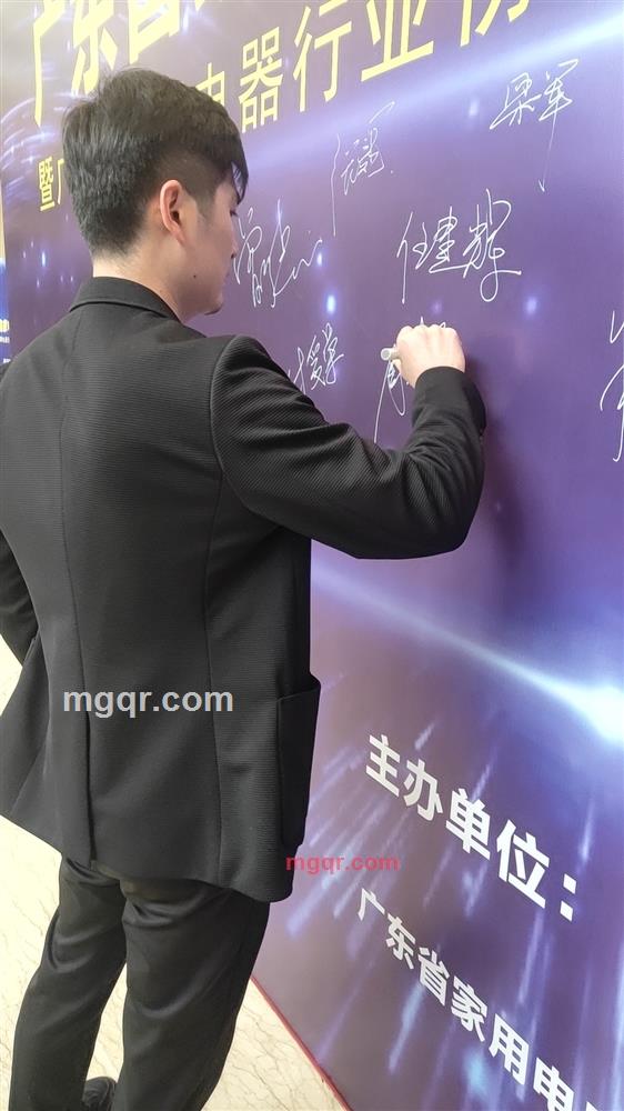 黑夜里的狼的第2张照片