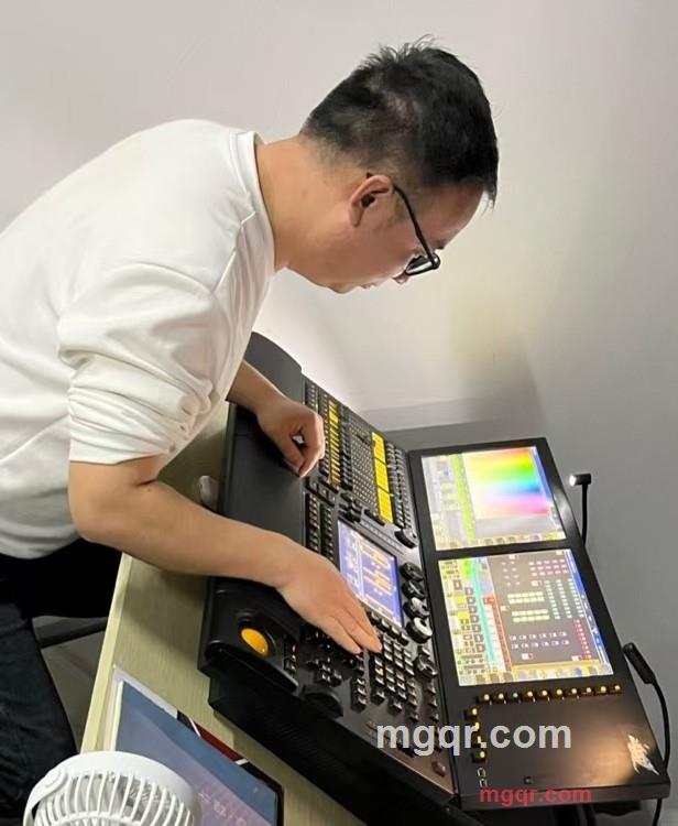 不帅但富有的第1张照片