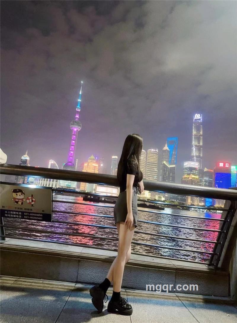 美女吃不饱的第2张照片
