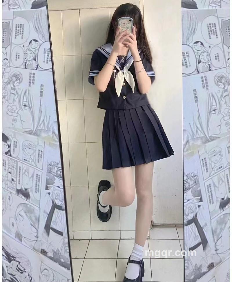 爱咬吸管的少女的第2张照片