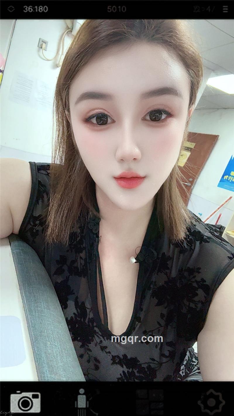 对着镜子微笑🌺的照片