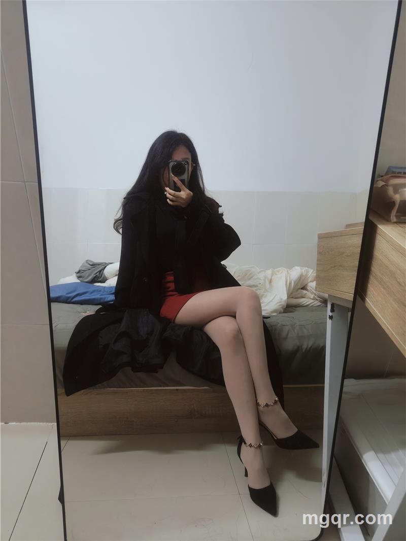 黑眼圈的鹿的照片