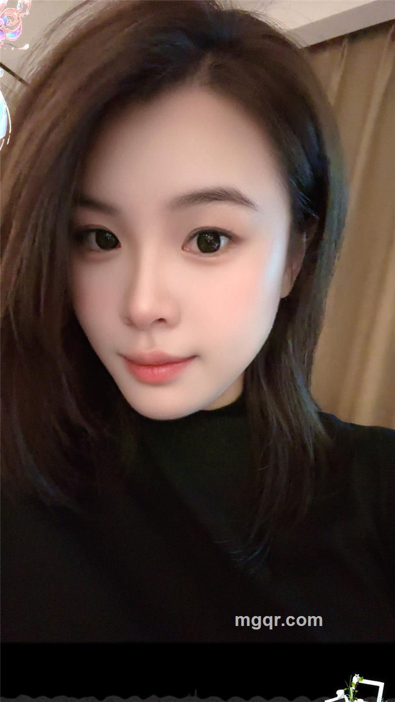 野草与栀子花的照片