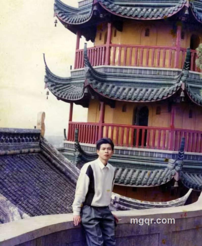 红泥护花的照片