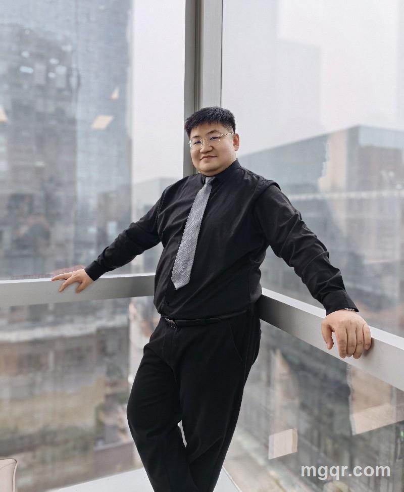 吃肉包的叔叔的照片