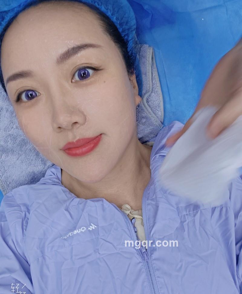 面包树上的女人的照片