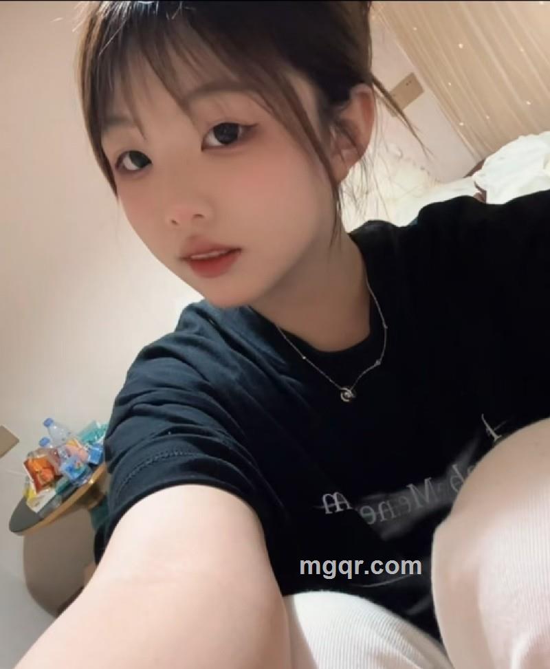 飘落的云朵的照片